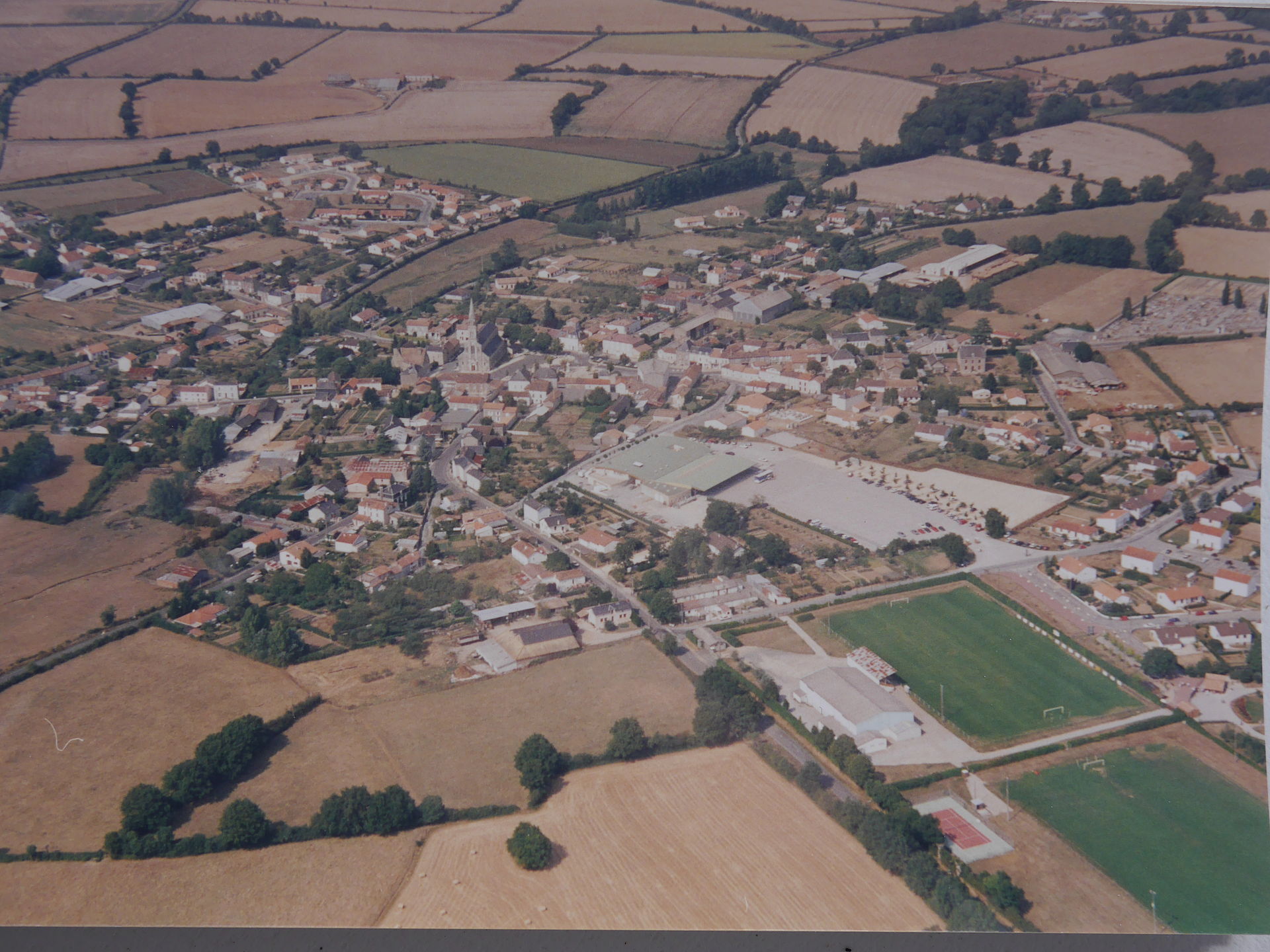 Vue aérienne de Vasles 1994 - Agrandir l'image (fenêtre modale)