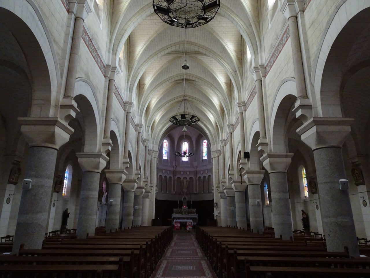 Intérieur de l'église - Agrandir l'image (fenêtre modale)