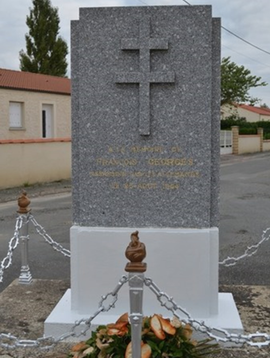 Stèle à la mémoire François GEORGES, érigée tout près de la Route de Vausseroux, là ou son corps a été retrouvé. - Agrandir l'image (fenêtre modale)